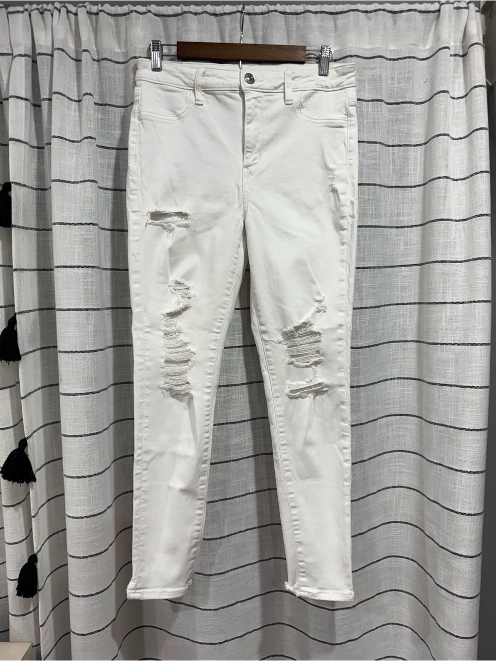 American Eagle Outfitters White Distressed Skinny Jeans